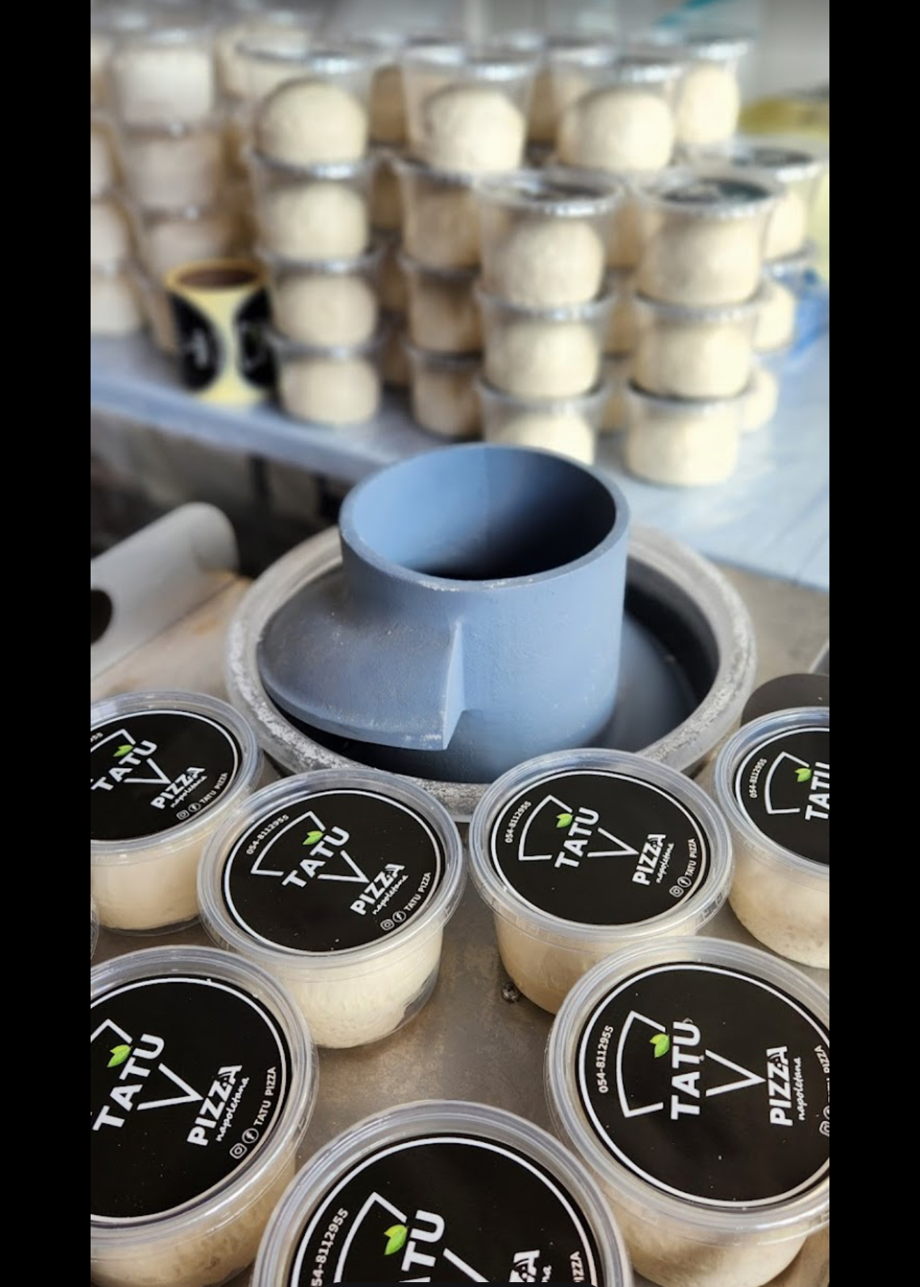 כדורי בצק טריים של תאתו פיצה לפני האפייה