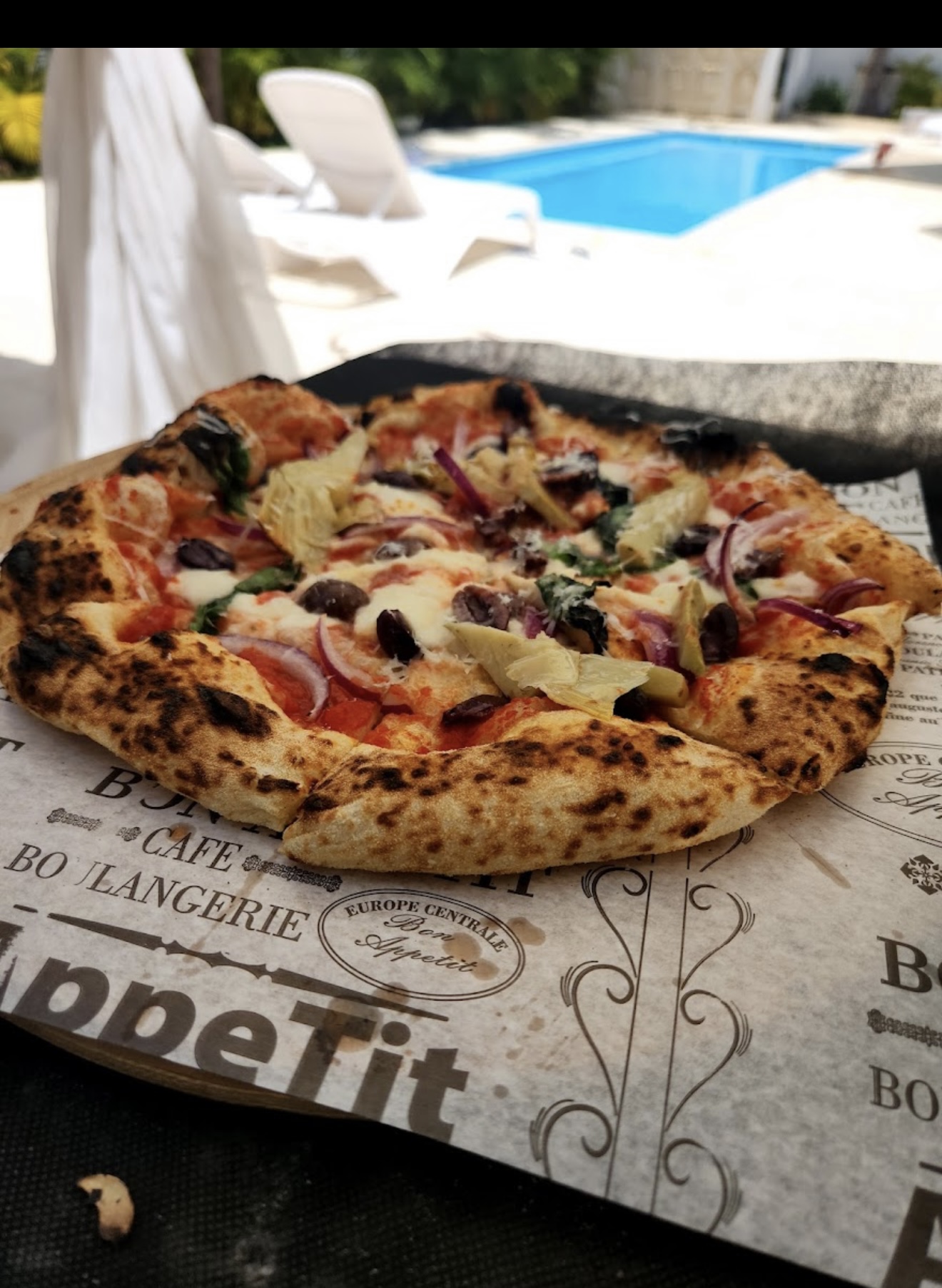 קייטרינג תאתו פיצה ליד בריכה — אירוע פרטי